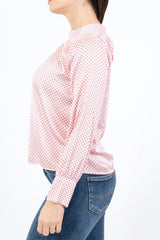 modella indossando Blusa in raso a pois con collo coreano e maniche arricciate colore