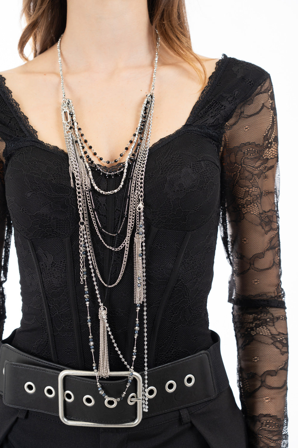 modella indossando Collana lunga multicatena con perline e nappine colore Metallo Unica