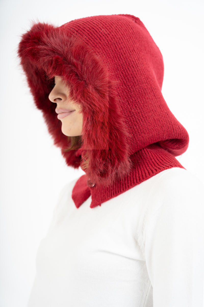 modella indossando Cappuccio KnitFur con bordo in ecopelliccia colore