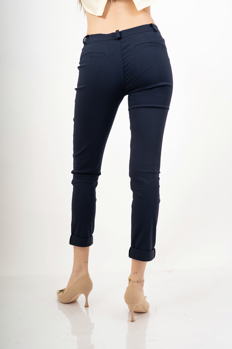 modella indossando Pantalone elasticizzato in misto viscosa con risvolto – Blu colore
