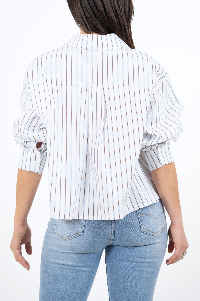 modella indossando Camicia rigata over in cotone con mostrina colore