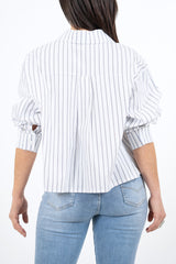 modella indossando Camicia rigata over in cotone con mostrina colore