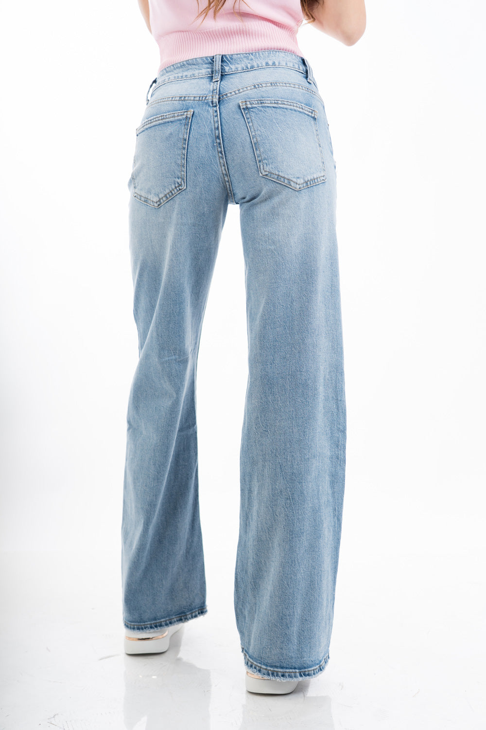 modella indossando Jeans low waist wide leg in denim con lavaggio sfumato colore