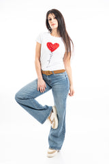 modella indossando T-shirt donna con cuore ricamato 3D e scritta “love you” colore