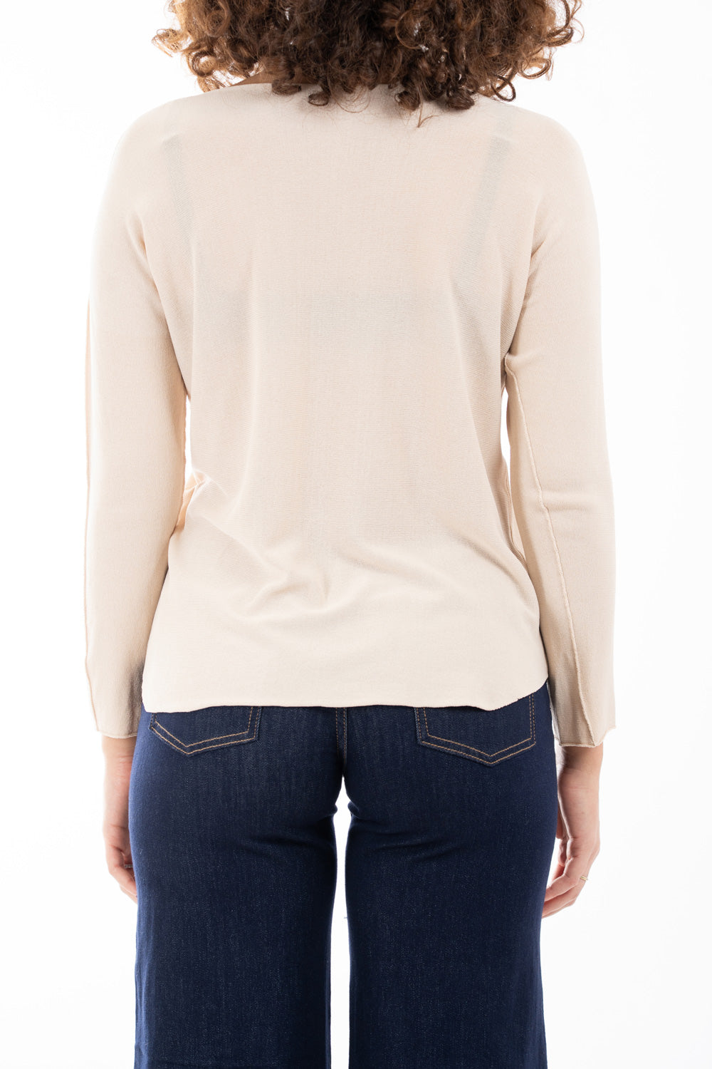 modella indossando Maglia Ampia in Misto Viscosa con Scollo Stondato colore