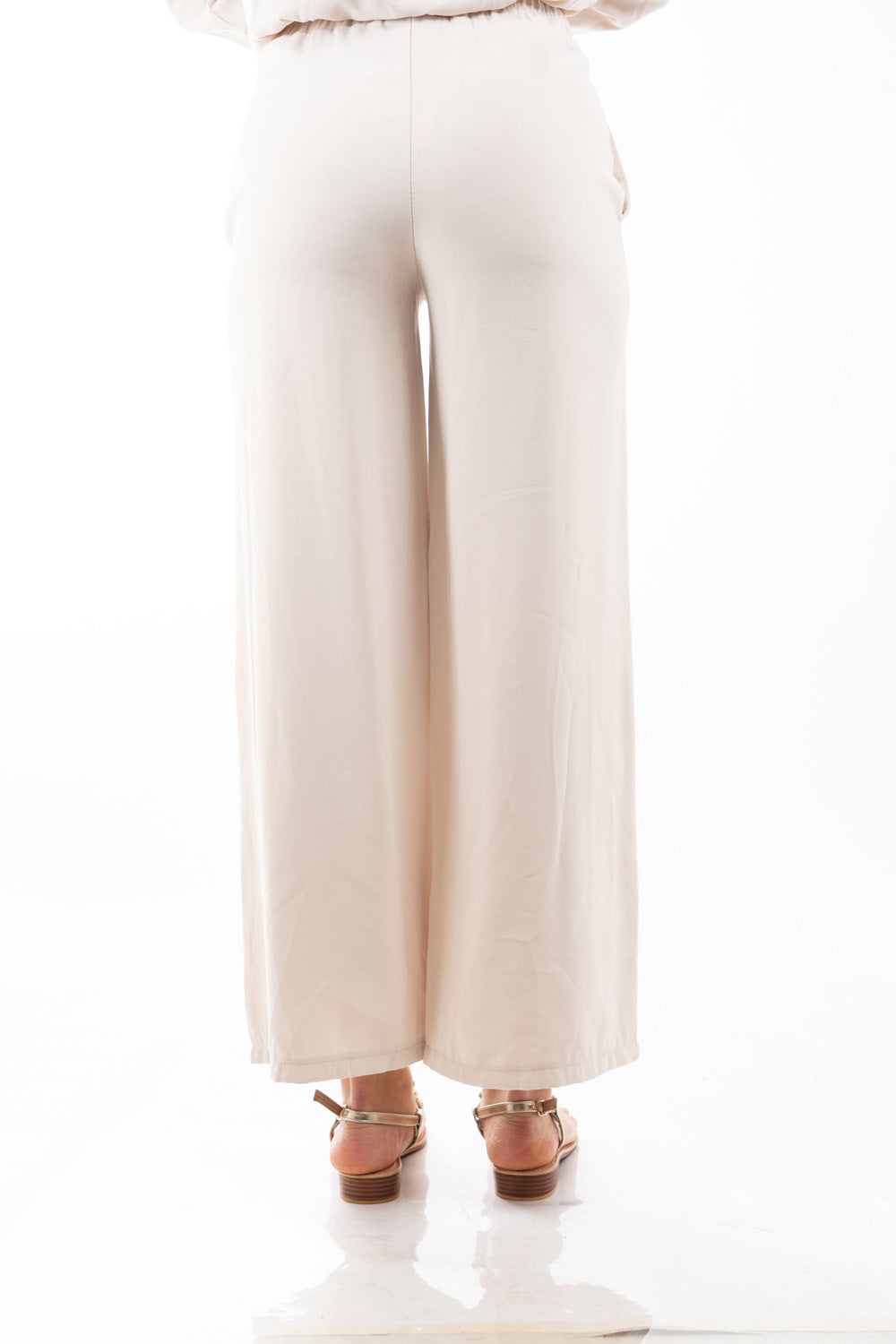 modella indossando Pantalone palazzo con elastico in vita in tela fluida misto viscosa colore