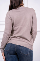 modella indossando Cardigan Elowen scollo V colore