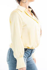 modella indossando Blusa in raso collo camicia con fondo elasticizzato colore