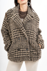 modella indossando Cappottino fantasia pied-de-poule in misto lana Made in Italy colore