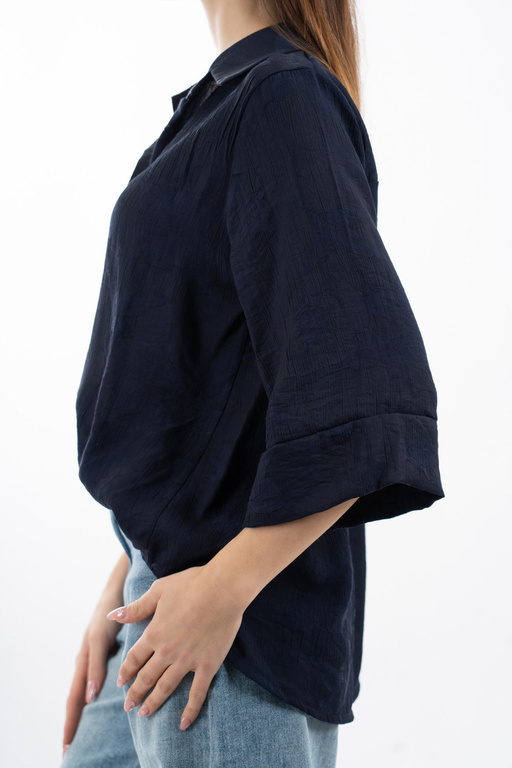 modella indossando Camicia ampia in viscosa jacquard con manica al gomito e linea fluida colore