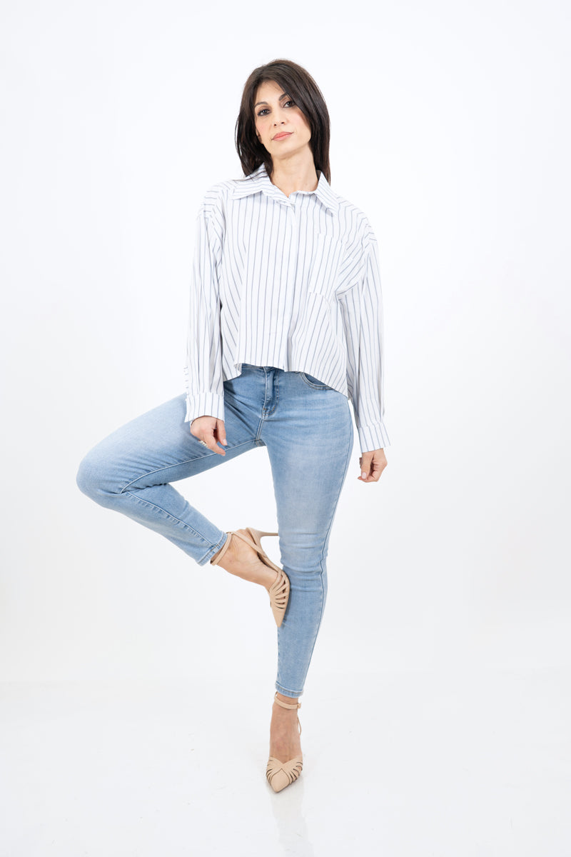 modella indossando Camicia rigata over in cotone con mostrina colore