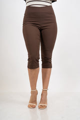 Pantalone Capri elasticizzato con spacchetto.
