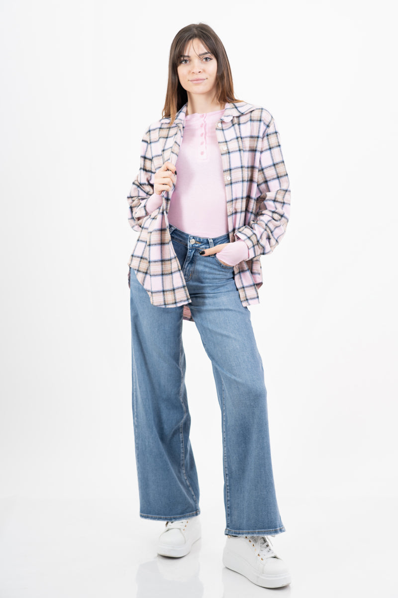 modella indossando Camicia over in flanella di cotone fantasia Soft Tartan colore