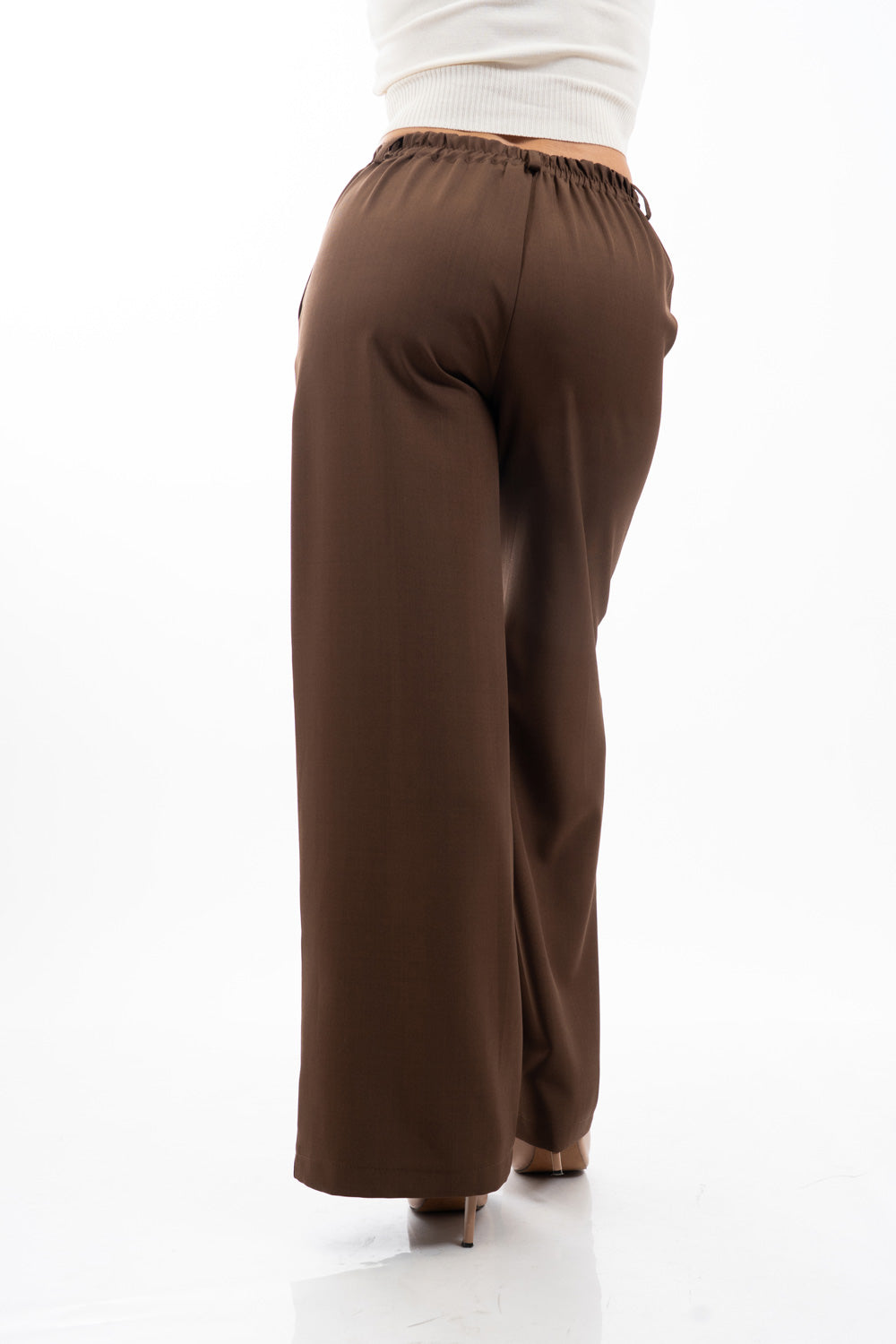 modella indossando Pantalone palazzo marrone con elastico sul retro e tasche laterali a scomparsa colore