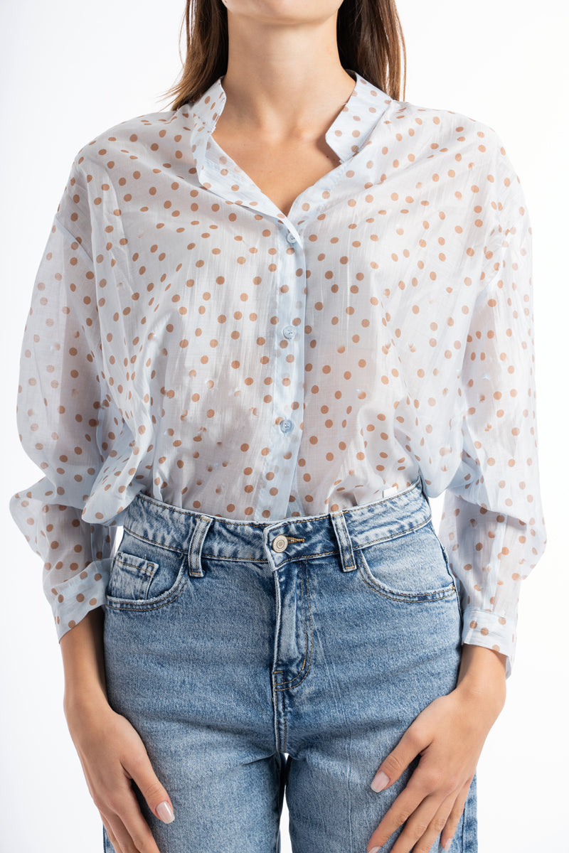 modella indossando Camicia velata a pois in tencel con collo coreano colore Celeste Unica