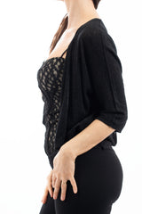 modella indossando Cardigan leggero in viscosa con lurex e manica 3/4 colore