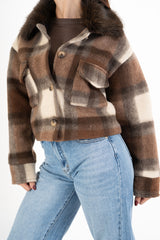 modella indossando Giacca in panno a quadri CheckFur con collo in pelliccia colore