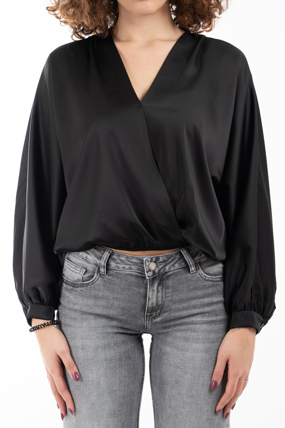 modella indossando Blusa in raso fluido con scollatura incrociata e maniche a palloncino colore Nero Unica