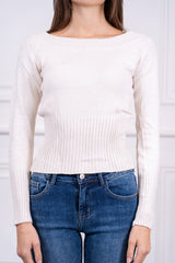 modella indossando Maglia Solenne scollo spalle colore