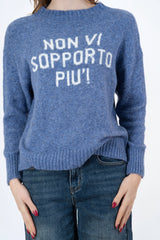 modella indossando Maglione girocollo con scritta “Non vi sopporto più!” in misto lana Made in Italy colore Jeans-Bianca Unica