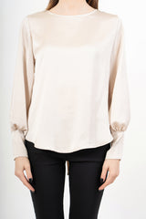 modella indossando Blusa over in raso cangiante con maniche palloncino colore
