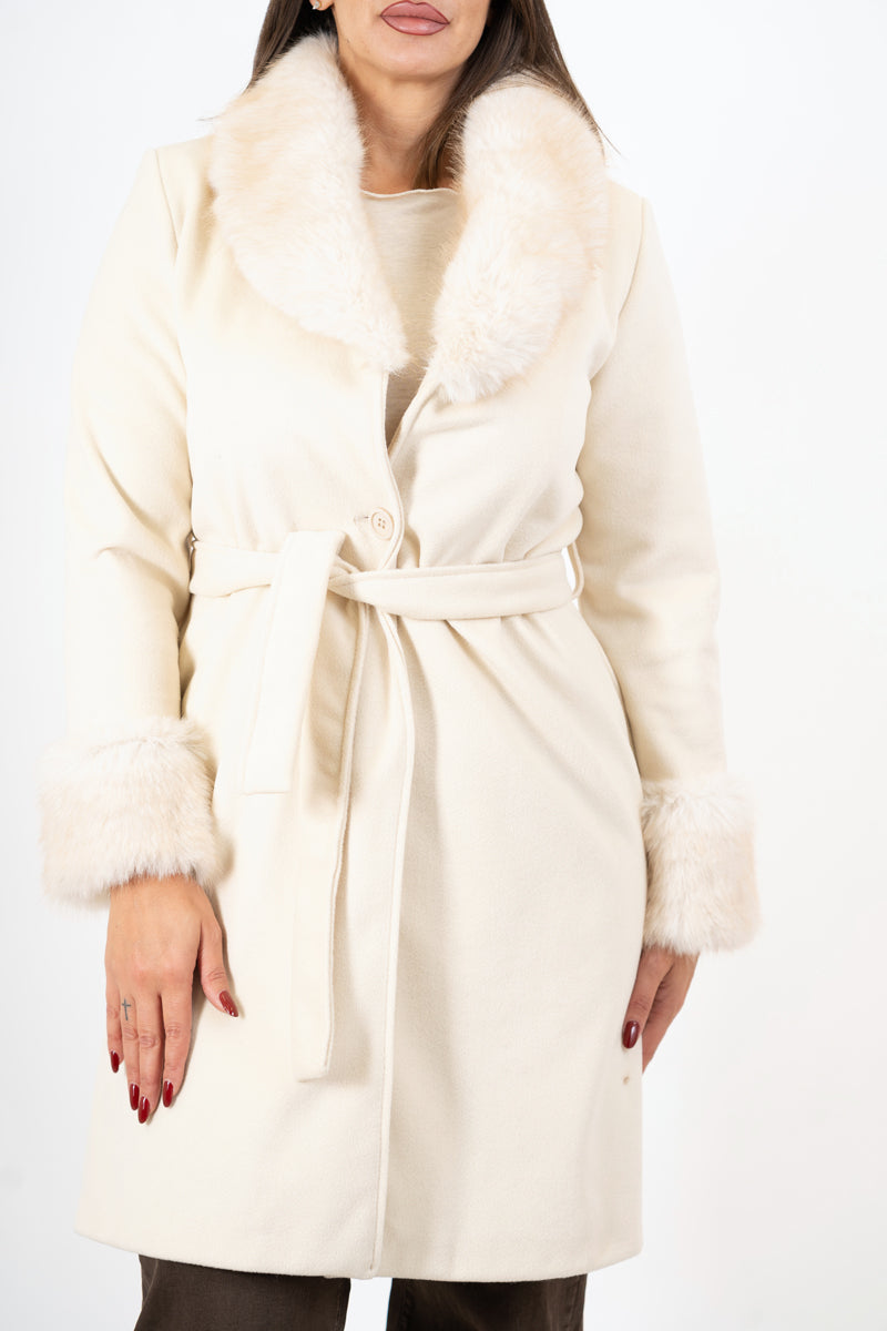 modella indossando Cappotto in panno rigato Marrone con collo in pelliccia colore