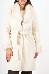 modella indossando Cappotto in panno rigato Marrone con collo in pelliccia colore