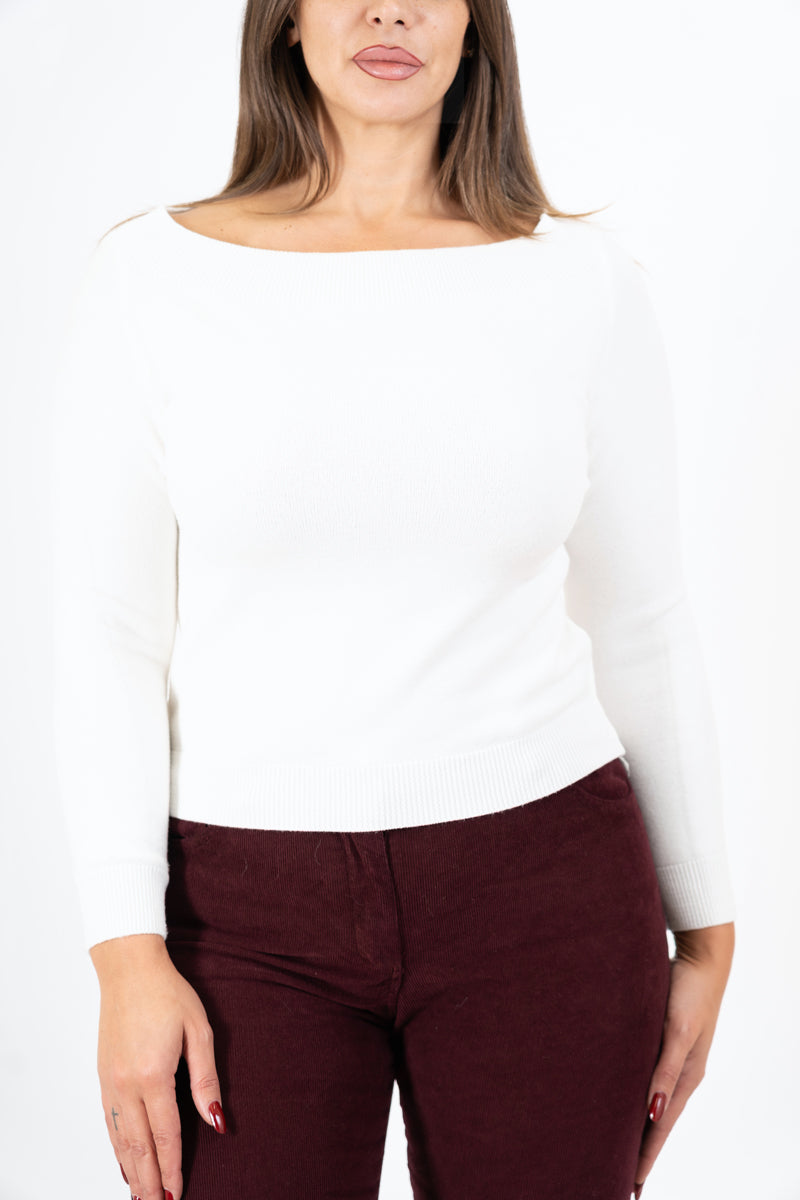 modella indossando Maglia SoftBarca – scollo spalle in viscosa elasticizzata colore