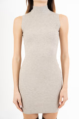 modella indossando Abito smanicato a costine in misto viscosa colore