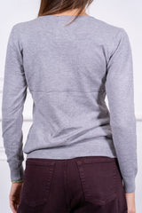 modella indossando Cardigan Elowen scollo V colore