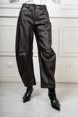 modella indossando Pantalone Belgrave barrel in ecopelle colore