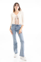 modella indossando Jeans flare a vita media in denim elasticizzato con tasche posteriori con pattina colore