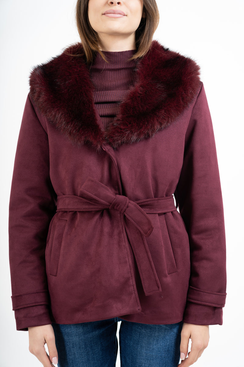 modella indossando Giacca ecocamoscio corta con collo in eco-pelliccia - Bordeaux colore BORDEAUX