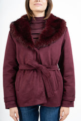modella indossando Giacca ecocamoscio corta con collo in eco-pelliccia - Bordeaux colore BORDEAUX