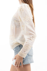 modella indossando Camicia ricamata velata con passamaneria e chiusura decorativa colore