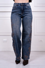 modella indossando Jeans Roselune ricamato colore