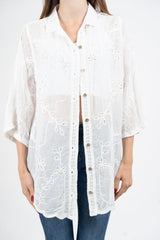 Camicia ricamata in cotone con manica a campana e dettagli crochet.