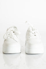 modella indossando Sneakers platform bianche con suola alta colore