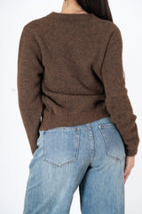 modella indossando Maglia morbida con cuori jacquard in filato mohair colore