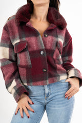 modella indossando Giacca in panno a quadri CheckFur con collo in pelliccia colore BORDEAUX Unica
