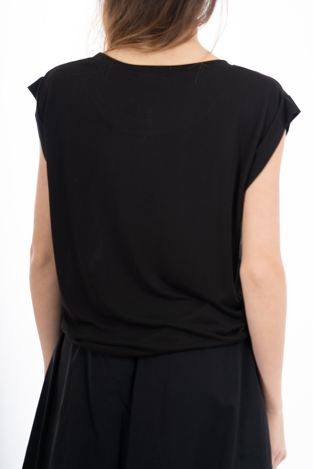 modella indossando T-shirt morbida in viscosa elasticizzata con manica risvoltata colore