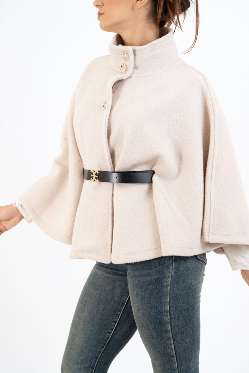 modella indossando Mantella GoldBelt con collo alto e cintura colore