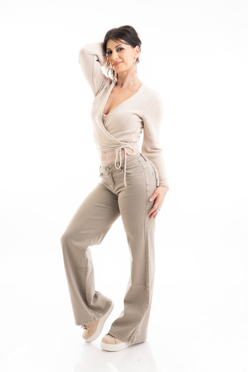 modella indossando Copri spalle scalda-cuore donna in filato misto modal colore