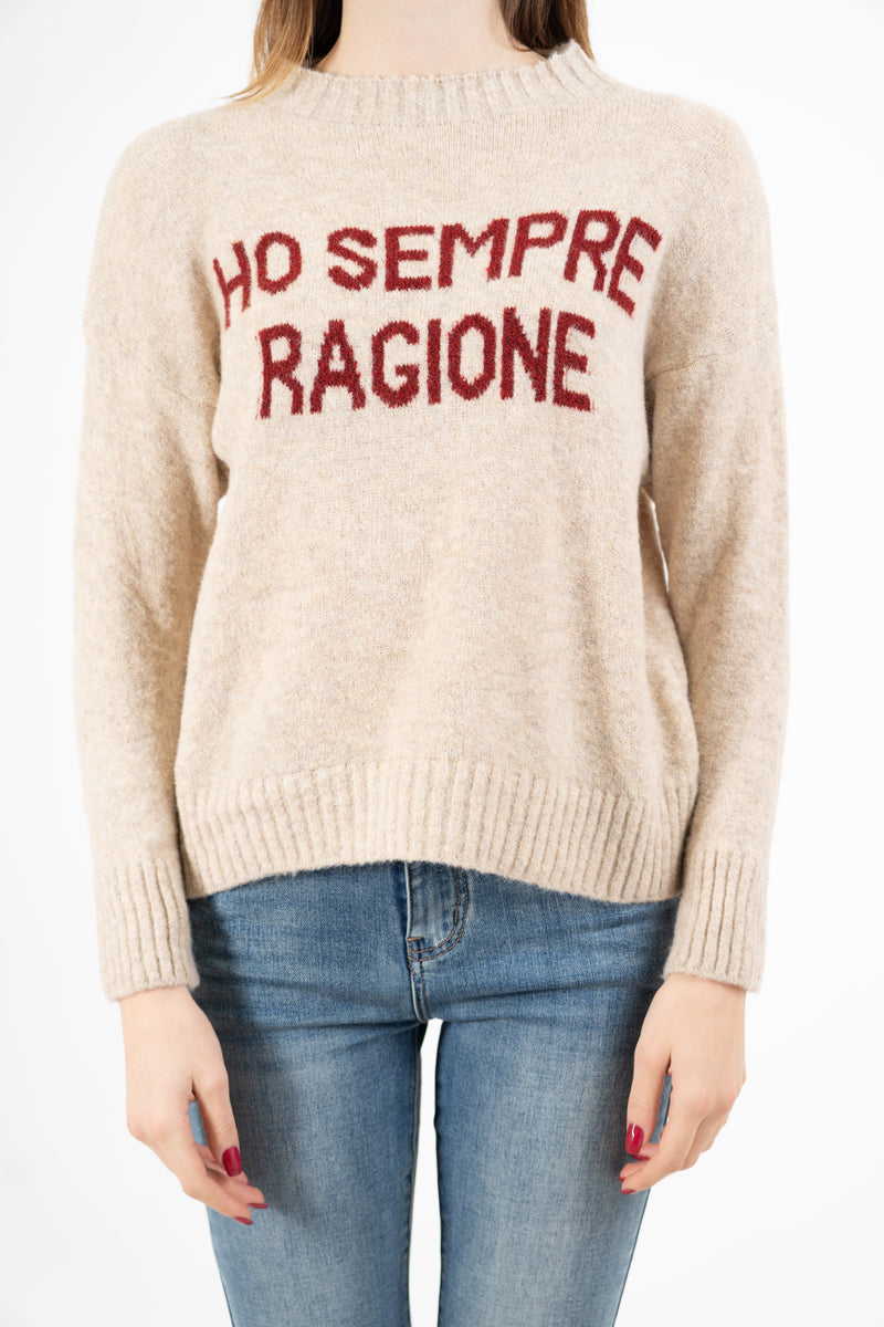 modella indossando Maglione girocollo con scritta “Ho sempre ragione” in misto lana Made in Italy colore Beige-Bordeaux Unica