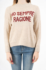 modella indossando Maglione girocollo con scritta “Ho sempre ragione” in misto lana Made in Italy colore Beige-Bordeaux Unica