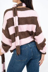 modella indossando Cardigan a righe in misto lana con sciarpa coordinata colore