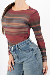 modella indossando Maglia a righe in misto cashmere Made in Italy colore