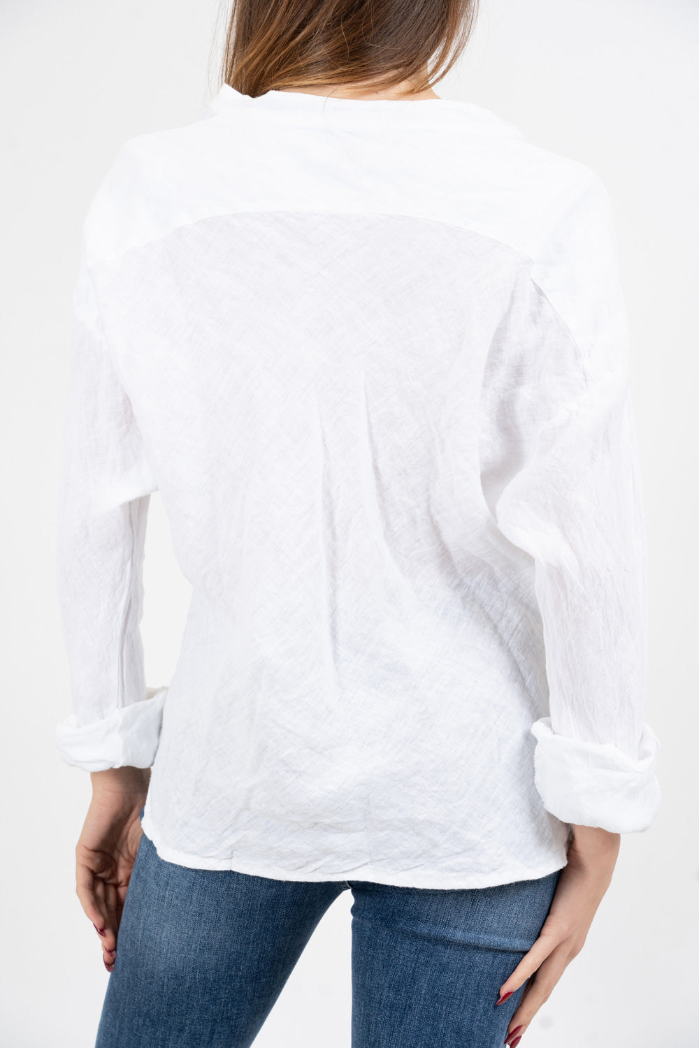 Camicia in lino con collo coreano e spalla scesa.