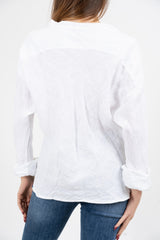 Camicia in lino con collo coreano e spalla scesa.