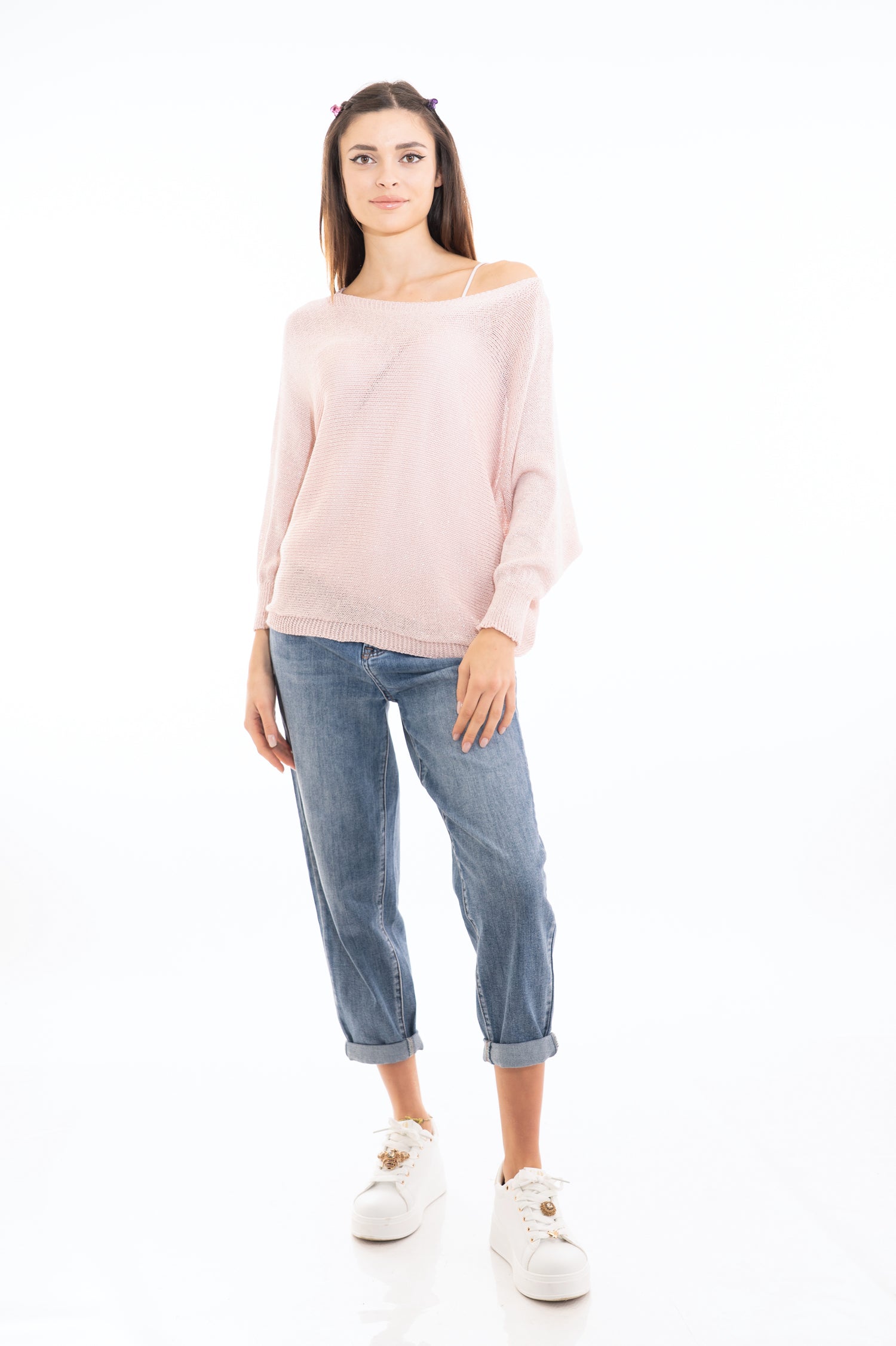 modella indossando Maglia in filato lurex a trama larga con manica pipistrello e apertura a goccia colore
